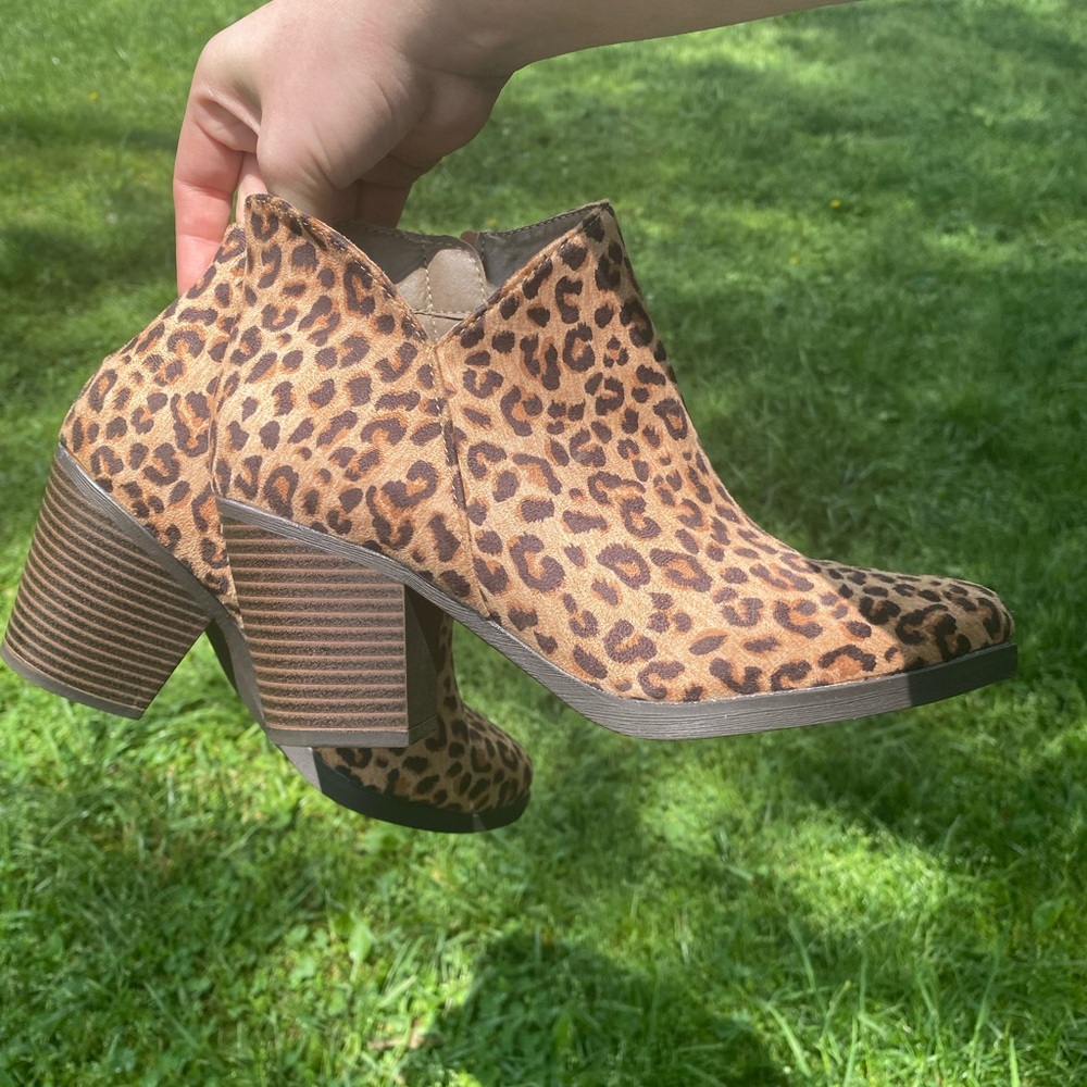 Size 7 Sara cheetah print ankle boots